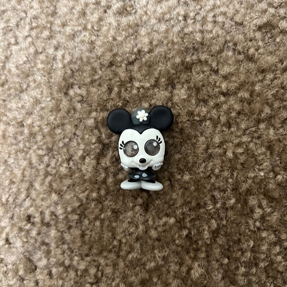 Disney Doorables: Series 6 Limited Edition Figurine – Black & White Minnie Mouse - Picture 2 of 4